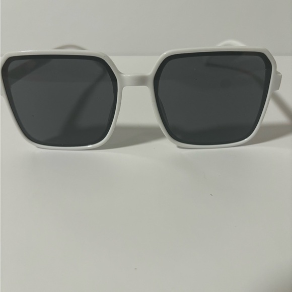 Chic White Square Sunglasses - Picture 2 of 4